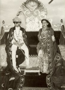 Il maharajah del Nepal il giorno della sua incoronazione. La maharani indossa un collier di smeraldi e diamanti. (Collezione privata).