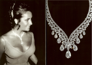 Elizabeth Taylor indossa un collier Cartier realizzato nel 1969. A fianco la "Adéle necklace" composta da 291 diamanti.