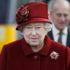 La Regina Elisabetta II indossa la spilla di Grima in oro con rubini e diamanti regalata dal marito il Principe Filippo nel 1966